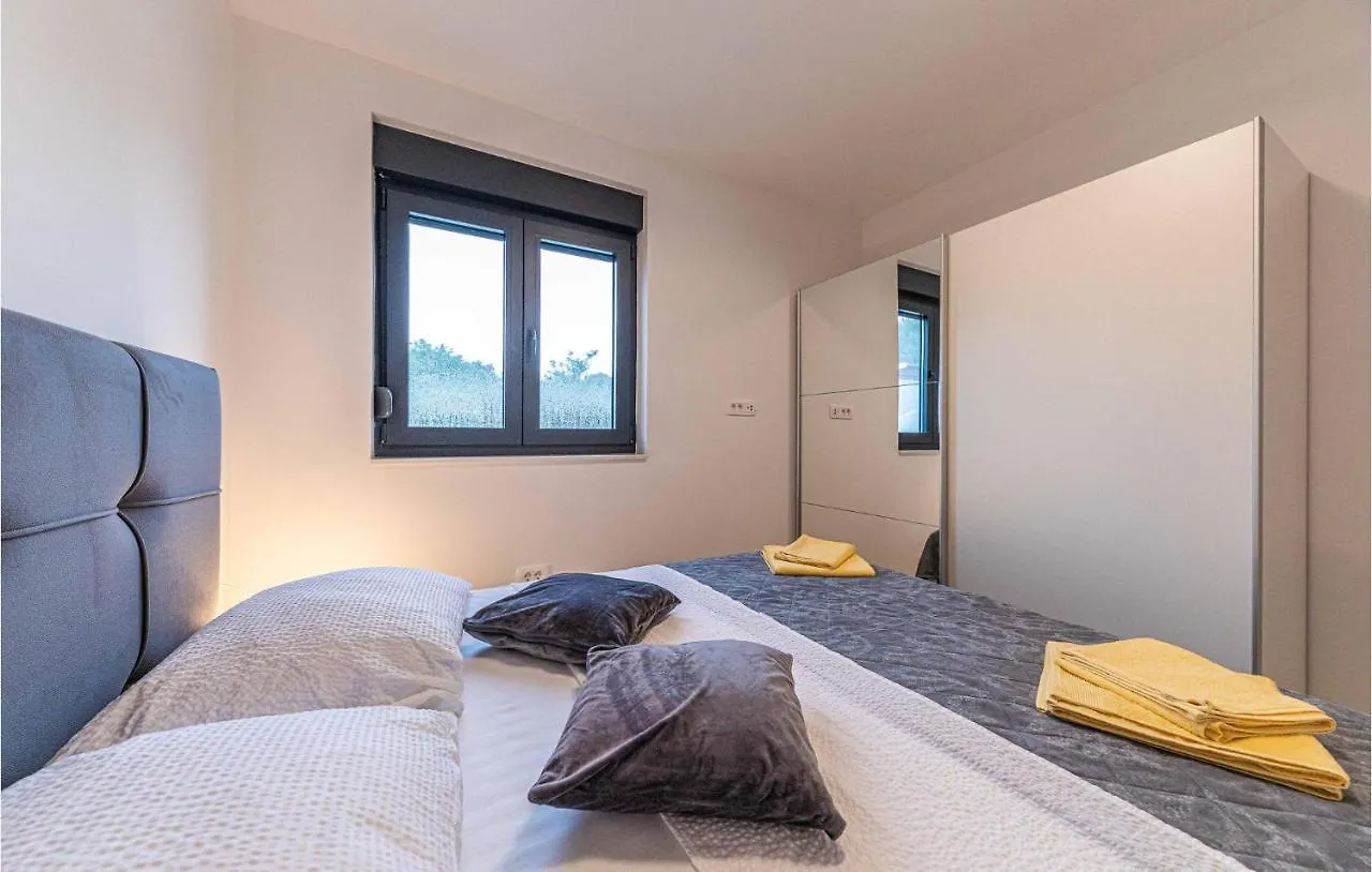Beautiful Apartment In Okrug Gornji With Wifi Traù